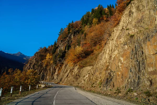 Droga w górach Svaneti, piękny krajobraz, Gruzja — Zdjęcie stockowe