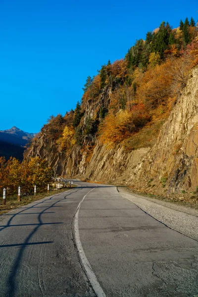 Дорога в горах Сванети, красивый пейзаж, Грузия — стоковое фото
