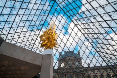 Paris, Fransa - 17.01.2019: Louvre Piramidinin İçi,