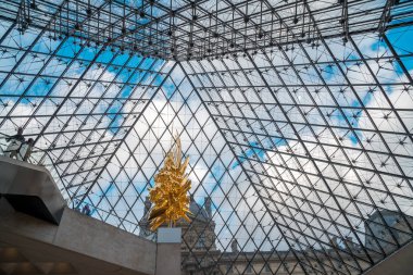 Paris, Fransa - 17.01.2019: Louvre Piramidinin İçi,
