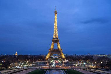 Eyfel Kulesi aydınlatma gösterisi. Eyfel Kulesi en yüksek monu