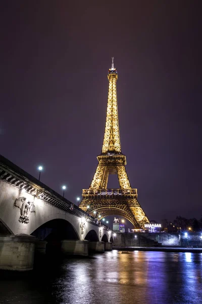 Eiffel toren en d'Iena Bridge bij nacht, Parijs, Frankrijk — Stockfoto