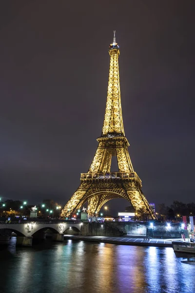 Eiffel toren en d'Iena Bridge bij nacht, Parijs, Frankrijk — Stockfoto