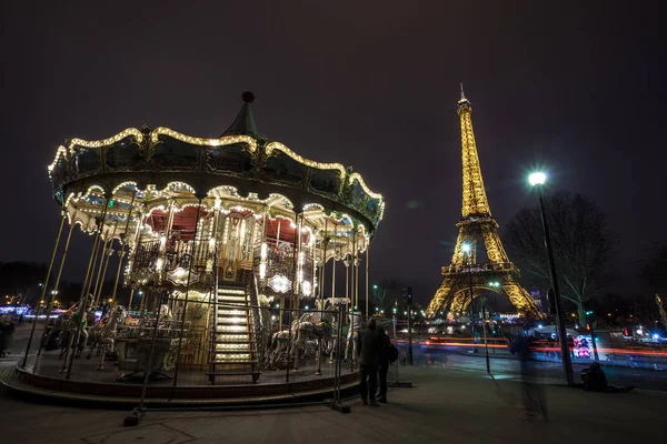 Carrossel vintage iluminado e Torre Eiffel à noite, Paris — Fotografia de Stock