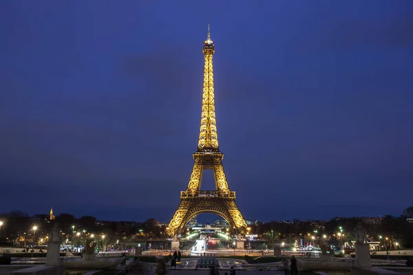 Eiffel Tower illumination show. Eiffel Tower is the highest monu — Stock Photo, Image