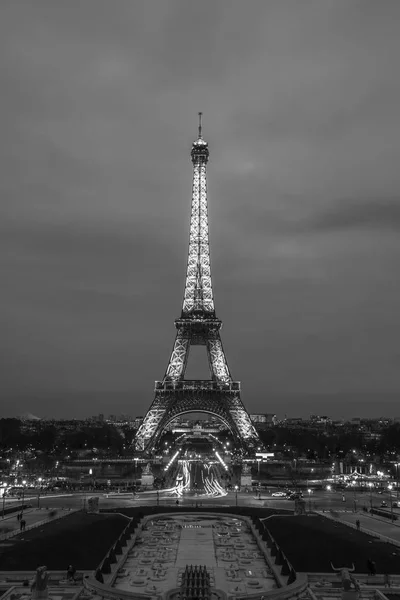 Mostra de iluminação da Torre Eiffel. Torre Eiffel é o mais alto monu — Fotografia de Stock