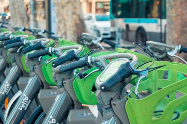 Paris, Fransa - 18.01.2019: C'de kiralık ve park halindeki bisikletler