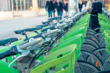 Paris, Fransa - 18.01.2019: C'de kiralık ve park halindeki bisikletler