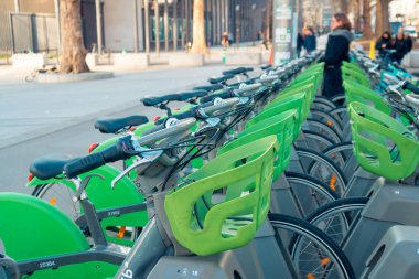 Paris, Fransa - 18.01.2019: C'de kiralık ve park halindeki bisikletler