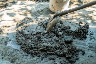İnşaat için çimento yoğurma, çözelti hazırlama