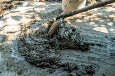 İnşaat için çimento yoğurma, çözelti hazırlama