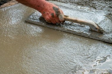 Mala tesviye beton ile el oluşturucu, dökülen yayılan.