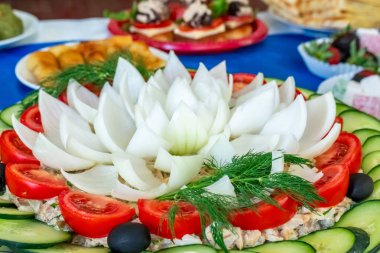 Salata için sebze kes. Yakından kapatın. Biber, soğan, yapraklı 