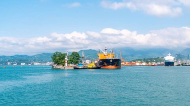 Batum, Georgia-08.06.2019: Karadeniz kıyısında deniz kıyısı görünümü