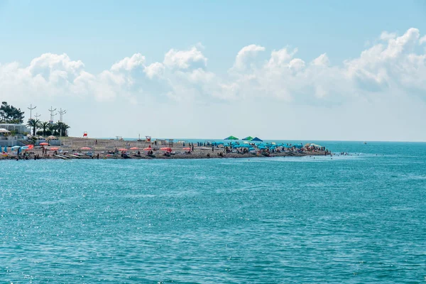 Een rotsachtig strand aan de Zwarte Zee in Batumi, Georgië — Stockfoto