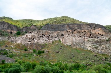 Vardzia mağaralarının görünümü. Vardzia güneydeki bir mağara Manastırı sitesidir