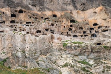 Vardzia mağaralarının görünümü. Vardzia güneydeki bir mağara Manastırı sitesidir