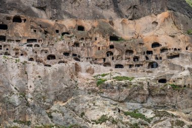 Vardzia mağaralarının görünümü. Vardzia güneydeki bir mağara Manastırı sitesidir
