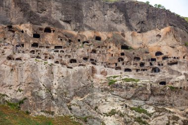 Vardzia mağaralarının görünümü. Vardzia güneydeki bir mağara Manastırı sitesidir