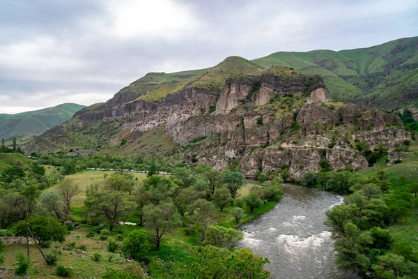 Vardzia 洞窟の眺め。Vardzia は南の洞窟修道院のサイトです — ストック写真