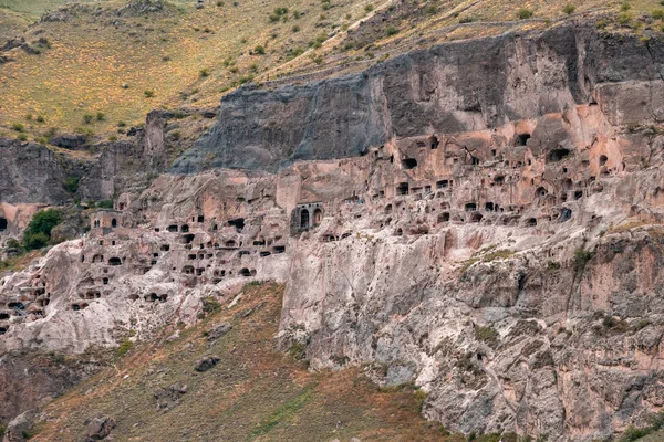 Utsikt över Vardzia-grottorna. Vardzia är en grottklosterplats i södra — Stockfoto