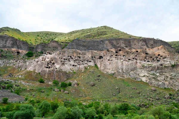 Vardzia mağaralarının görünümü. Vardzia güneydeki bir mağara Manastırı sitesidir — Stok fotoğraf