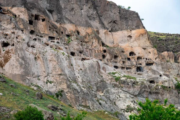 Vista de las cuevas de Vardzia. Vardzia es un monasterio cueva en el sur —  Fotos de Stock