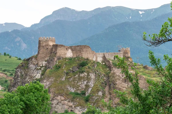 Pevnost atskuri na gruzínské krajině. Cestování na Kavkaze, — Stock fotografie