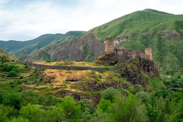 Fortezza di Khertvisi su alta collina rocciosa in gola alla confluenza di — Foto Stock