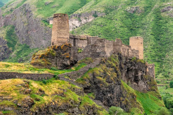 Khertvisi fortress on high rocky hill in gorge at confluence of — Stock Photo, Image