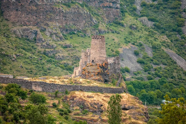 Benteng Khertvisi di bukit berbatu tinggi di ngarai pada pertemuan — Stok Foto