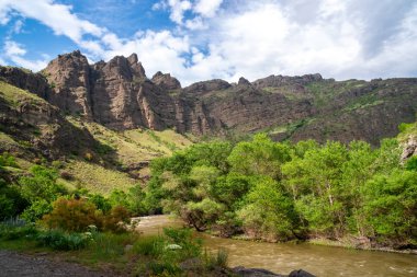tepe üst mavi gökyüzünde yaz aylarında Gürcistan üzerinden yol gezisi
