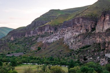 Vardzia mağaralarının görünümü. Vardzia güneydeki bir mağara Manastırı sitesidir
