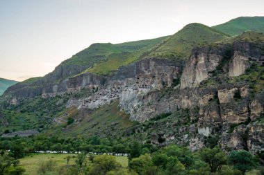 Vardzia mağaralarının görünümü. Vardzia güneydeki bir mağara Manastırı sitesidir