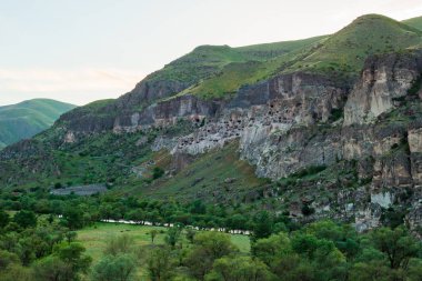 Vardzia mağaralarının görünümü. Vardzia güneydeki bir mağara Manastırı sitesidir