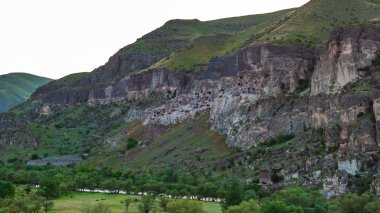 Vardzia mağaralarının görünümü. Vardzia güneydeki bir mağara Manastırı sitesidir