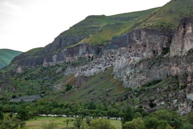Vardzia mağaralarının görünümü. Vardzia güneydeki bir mağara Manastırı sitesidir