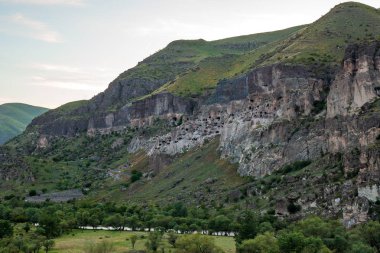 Vardzia mağaralarının görünümü. Vardzia güneydeki bir mağara Manastırı sitesidir