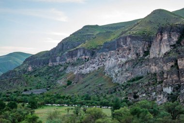 Vardzia mağaralarının görünümü. Vardzia güneydeki bir mağara Manastırı sitesidir