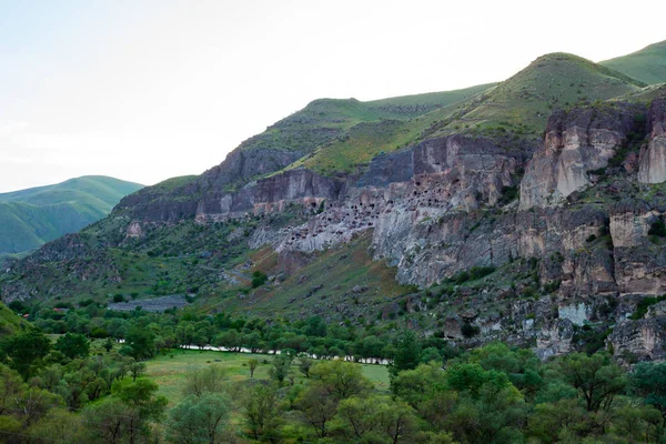 Vista de las cuevas de Vardzia. Vardzia es un monasterio cueva en el sur — Foto de Stock