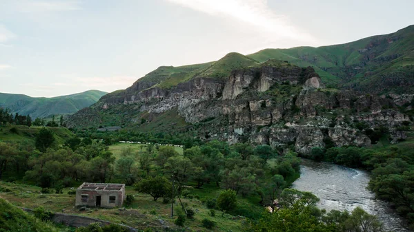 Vista de las cuevas de Vardzia. Vardzia es un monasterio cueva en el sur — Foto de Stock