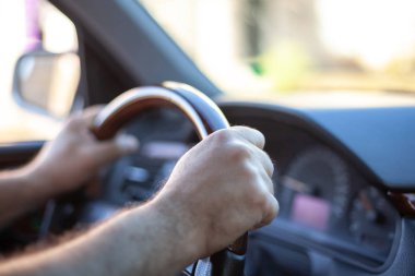 Araba tekerleğinde erkek elleri