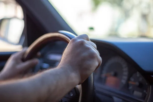 Mãos masculinas na roda do carro — Fotografia de Stock