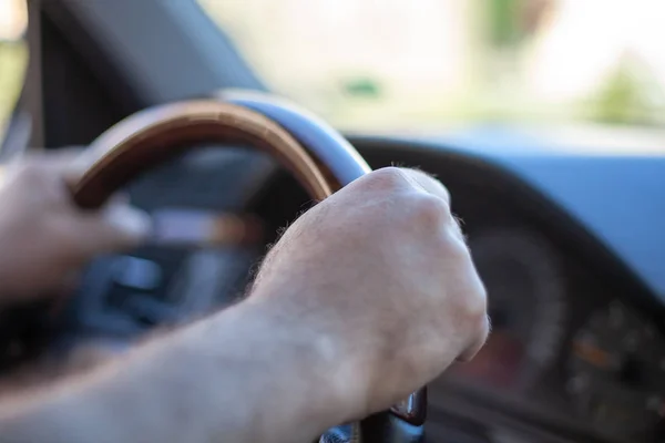 Mãos masculinas na roda do carro — Fotografia de Stock