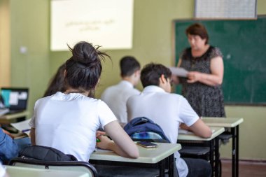 çocuk aktif olarak sınıfta katılmak, okumak ve dinlemek için t
