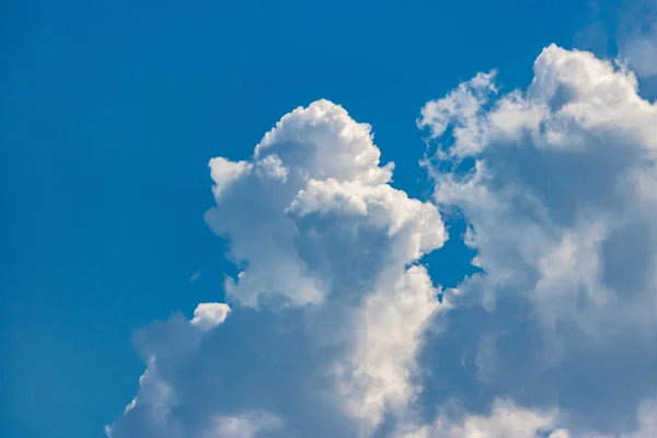 Nubes blancas sobre un cielo azul, fondo azul del cielo —  Fotos de Stock