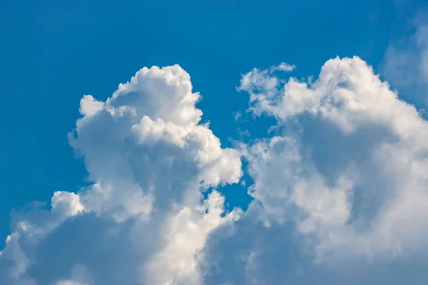 Awan putih di langit biru, latar belakang langit biru — Stok Foto