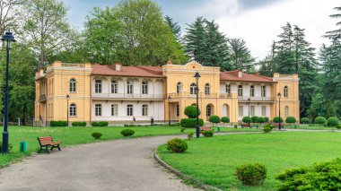 Zugdidi bir parkta Dadiani sarayıyanında müze binası.