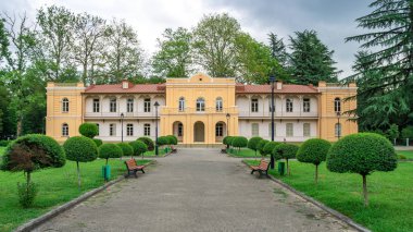 Zugdidi bir parkta Dadiani sarayıyanında müze binası.