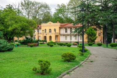 Zugdidi bir parkta Dadiani sarayıyanında müze binası.